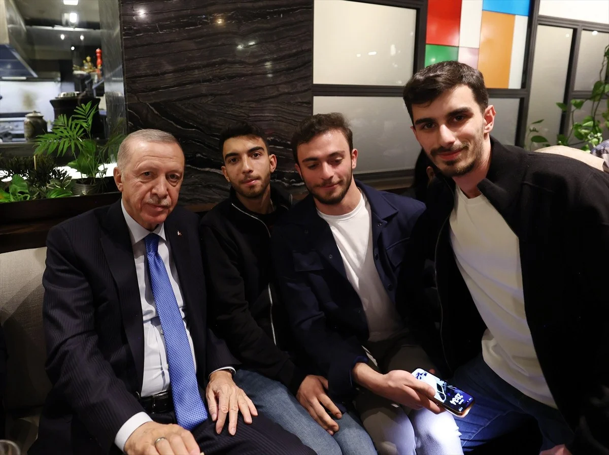 Erdoğan Ankara'da bir cafede gençlerle sohbet etti