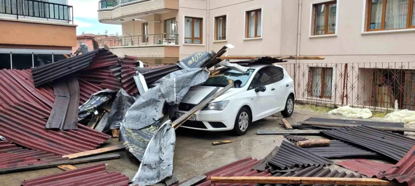 Fırtına Ankara'da Çatıyı Uçurdu, Otomobillerde ve Apartmanlarda Hasar!