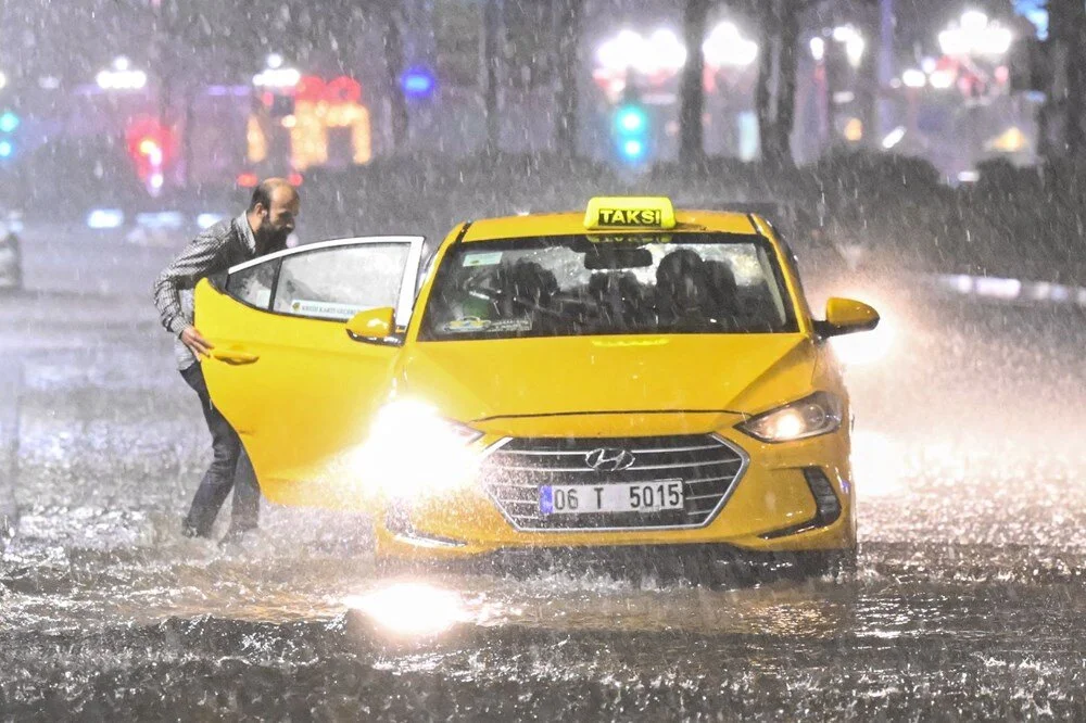 Ankara'da Pazartesi'ye Kadar Sel Tehlikesi: Gök Gürültülü Sağanak Yağış Bekleniyor!