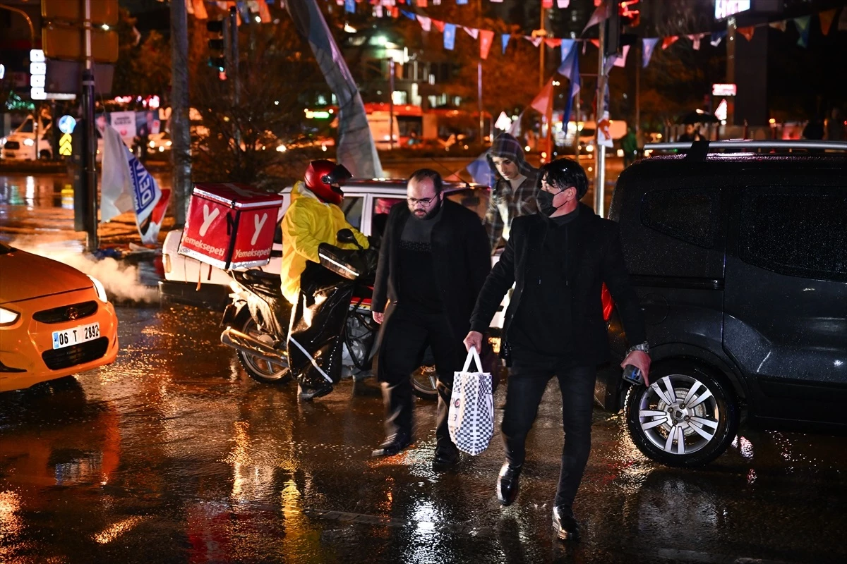 Ankara'da Sağanak Yağış Panik Yarattı: Trafik Kilitlendi, Direkler Devrildi!