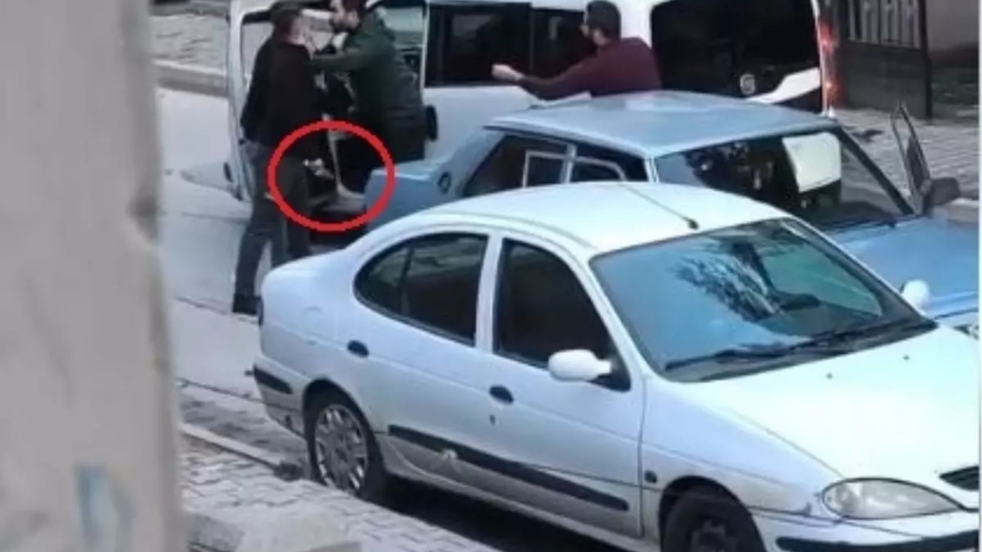 Ankara'da Trafikte Yol Verme Kavgası: Bıçak ve Sopalar Çekildi, 2 Kişi Gözaltında