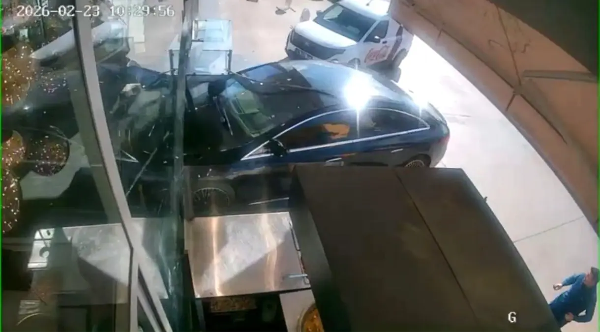 Bağlıca’da Tatlı Mesaisi Kâbusla Bitti: Kontrolden Çıkan Otomobil Pastaneye Daldı!