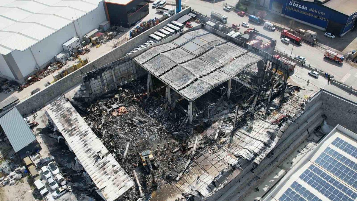 Sincan Alcı OSB’de Alevlere Teslim Olan İlaç Fabrikası Küle Döndü: Hasarın Boyutu Gün Ağarınca Ortaya Çıktı!