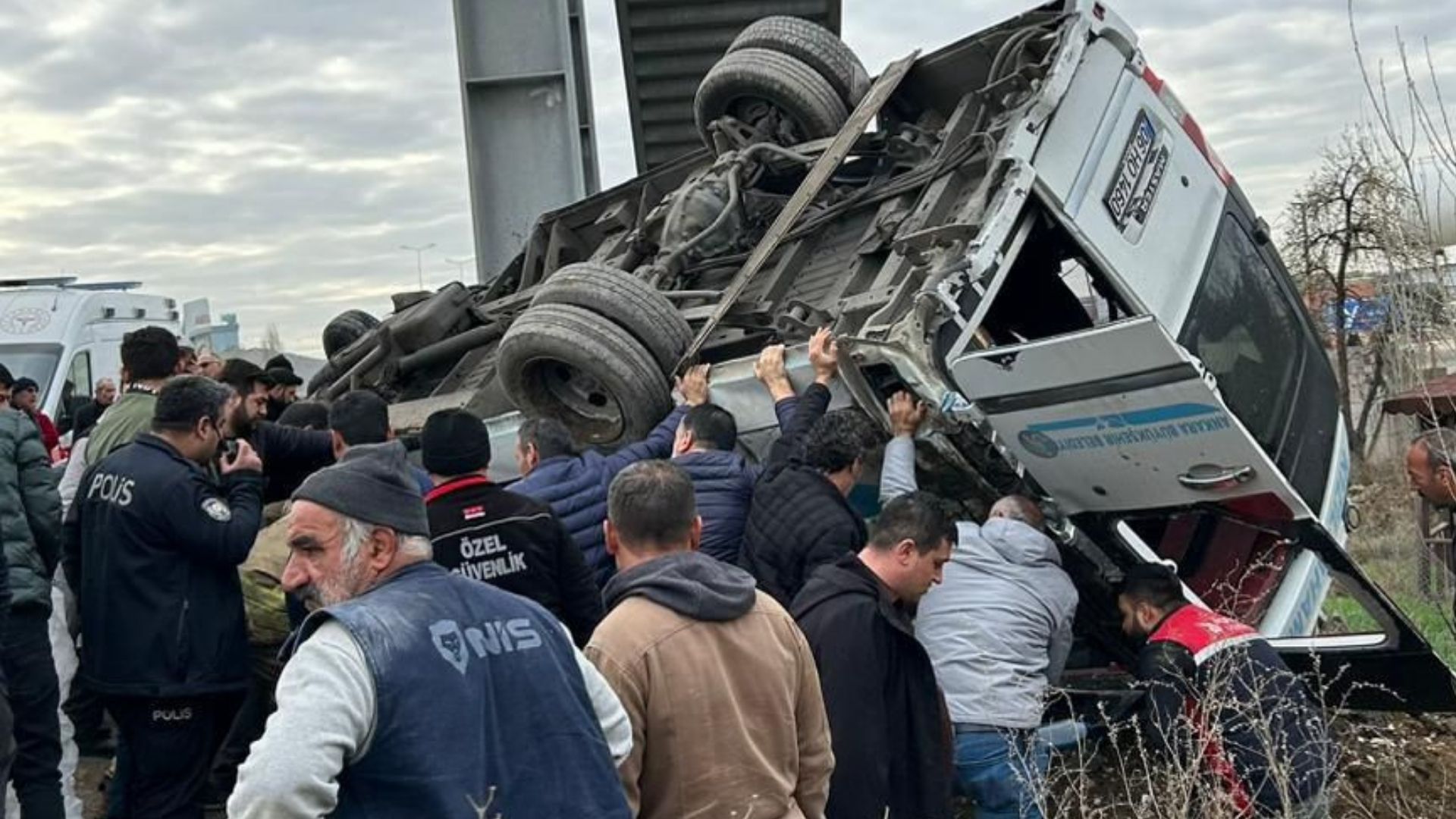 Kızılcahamam'da Feci Kaza: Halk Otobüsü Üst Geçide Çarptı, 5 Ölü!