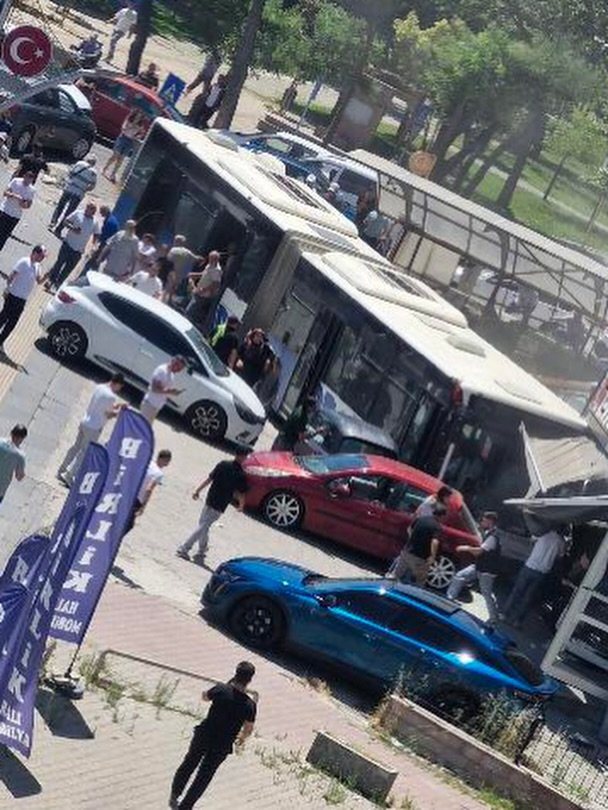 Mamak'ta EGO Otobüsü İş Yerine Girdi: 7 Yaralı